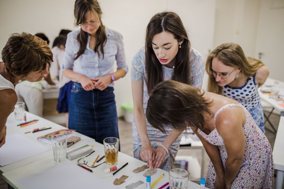 Proč je WorkShop o modě a stylu důležitý? 1. Aby se žena necítila tak, že strávila zbytečně promarněný čas v obchodech 2. Aby nenakoupila zbytečné kusy oblečení, které později nosit nebude3. Aby věděla co s čím kombinovat4. Pro jednoduchost a optimalizaci šatníku5. Aby věděla CO si na jaké příležitosti obléci 6. Aby si uměla vybrat oblečení podle své postavy a životního stylu