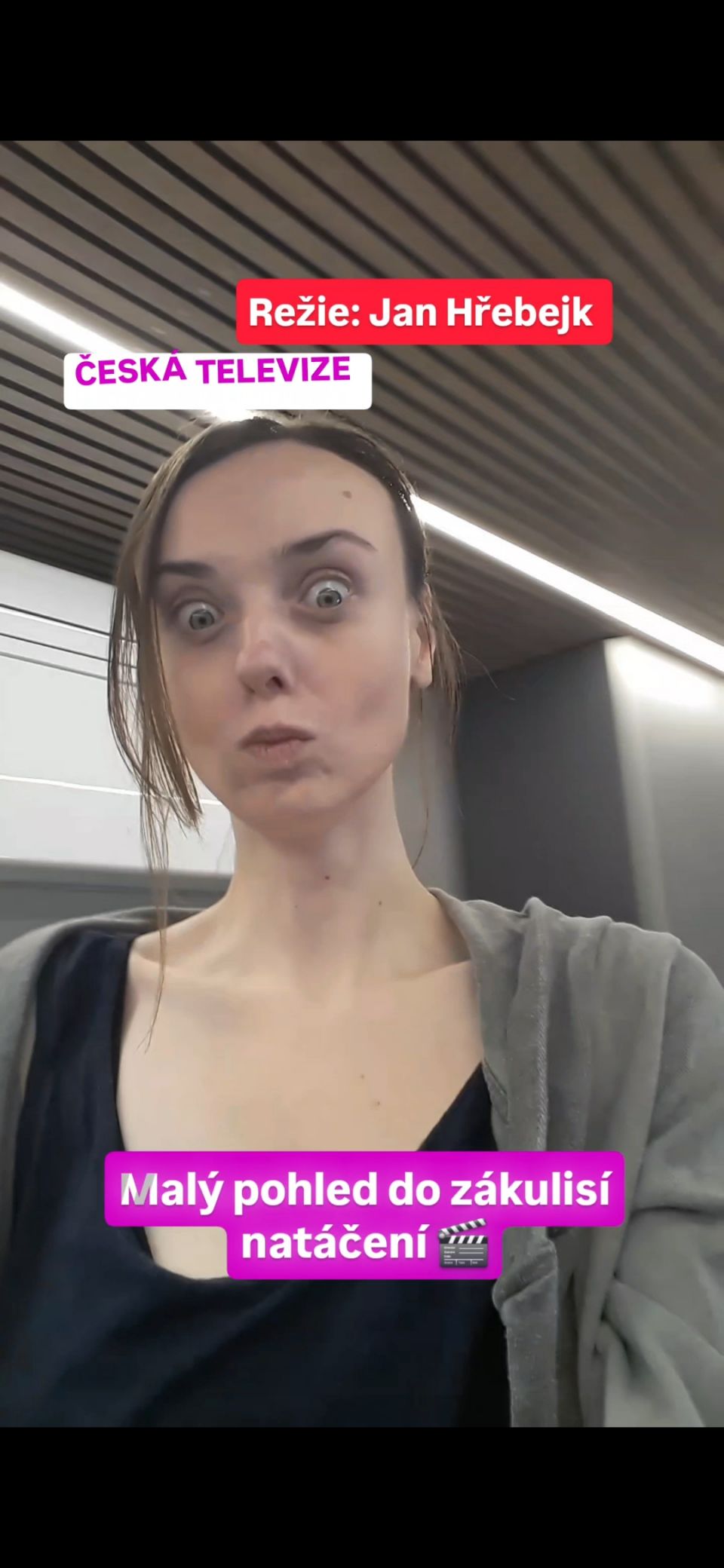 Posílám pozdrav z natáčení 🎥✨Za chvíli vyrážím na plac 🎬😍Skvělý tým, krásná energie a radost spolupracovat s Janem Hřebejkem 🤗 Jsem vděčná za možnost být součástí tak krásného projektu 🤩💟 🎬#janhrebejk #ceskatelevize #eliskasladeckova #serial #nataceni #herecka  #umeni #shooting #actress #tv #tvserial #fyp #praha #fyppp #fypage  #fypシ゚viral #fypシ #fypシ゚ #fypviral  #fypシ゚viralシ2025 #acting #best #dream #life #jobs #fypシ❤️💞❤️ #fypage✨